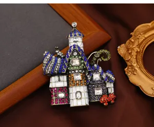 Gros plan d'une broche château avec des strass colorés et une finition vintage