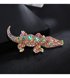 Gedetailleerde macro-weergave van een luxe krokodilbroche met levendige gekleurde stras