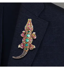 Gedetailleerd beeld van een stras krokodil broche op de revers van een pak