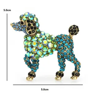 Vue détaillée de la broche caniche en cristal avec strass bleus, verts et dimensions