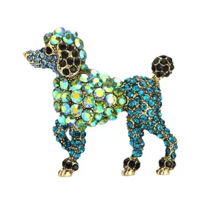 Gros plan détaillé d'une élégante broche caniche ornée de strass bleus et verts étincelants