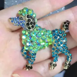 Élégante broche en forme de caniche avec des cristaux brillants verts et bleus