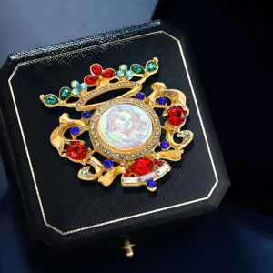 Broche en relief portrait vintage luxueuse avec strass colorés sur boîte à bijoux