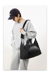 Détail de sac de voyage décontracté grande capacité, sac bandoulière stylé pour homme.