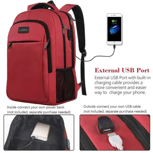 Vista detallada de la mochila de viaje roja con puerto de carga USB externo y cable.