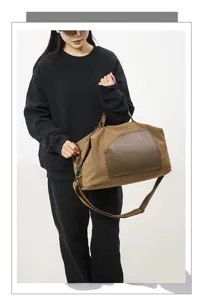 Vue détaillée du grand sac de voyage en toile kaki, style urbain et de banlieue décontracté.
