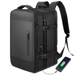 Detalle de mochila de viaje negra para ordenador con puerto de carga USB externo funcional