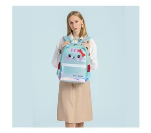Ein weibliches Modell zeigt einen süßen holografischen blauen Glitzer-Katzen-Rucksack