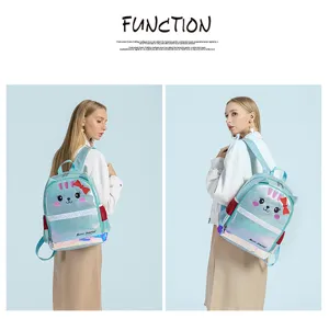 Detailansicht eines hellblauen glitzernden Katzenrucksacks, getragen von einem Model.
