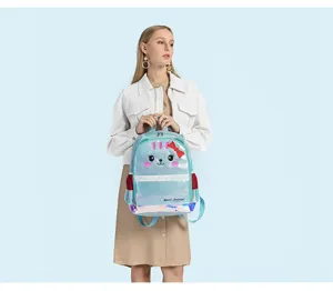 Nahaufnahme des stilvollen hellblauen Glitzer-Katzenrucksacks mit süßem Schleifen-Design