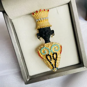Detailansicht einer exotischen Stammeshäuptling-Brosche mit Gold und Edelsteinen
