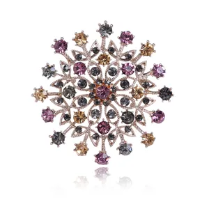 Vue macro détaillée d'une broche fleur en cristal multicolore avec pierres violettes