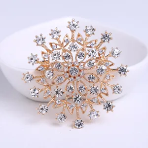 Vue détaillée d'une broche fleur en cristal avec placage en or et strass étincelants