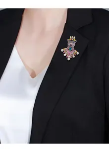 Vista dettagliata di una spilla a forma di orso vintage stile palazzo con corona d'oro