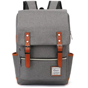 Vista frontal de mochila vintage de lona gris con correas de cuero marrón y hebillas metálicas