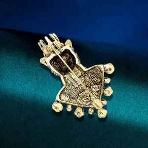 Vista posteriore di una spilla vintage a forma di orso con corona in oro