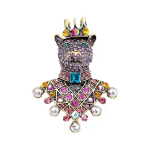 Spilla a forma di orso vintage con corona e strass viola su elegante sfondo bianco