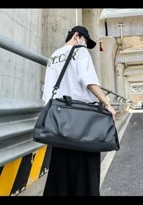 Grand sac de voyage pour homme, sac de sport étanche et bandoulière pour fitness.