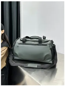 Vue détaillée du grand sac de sport vert avec fermetures éclair durables et bandoulière.