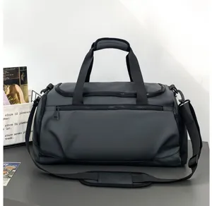 Grand sac de sport et de voyage pour homme, tissu imperméable gris foncé, détails.