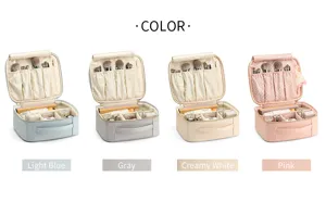 Cuatro colores de neceseres de maquillaje de PU con compartimentos y porta pinceles.