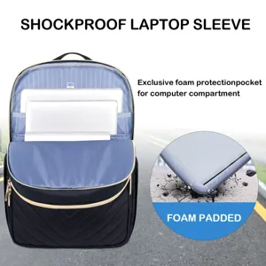 Vista de detalle de funda acolchada para portátil en mochila negra para oficina