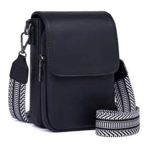 Vista detallada del bolso bandolera de cuero PU negro con correa ancha estampada.