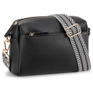 Detalle de bolso bandolera pequeño negro con triple cremallera y correa estampada