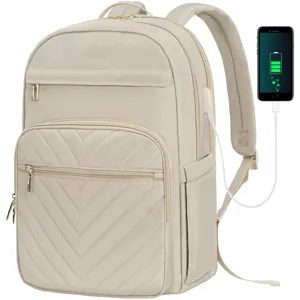 Detalle del puerto de carga USB integrado en una elegante mochila de negocios beige