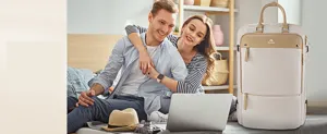 Grote gebroken witte reisrugzak voor laptop getoond in een gezellige lifestyle slaapkamer setting