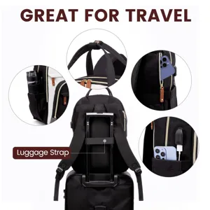 Vista dettagliata dello zaino da viaggio da donna con fascia per bagaglio e porta USB.