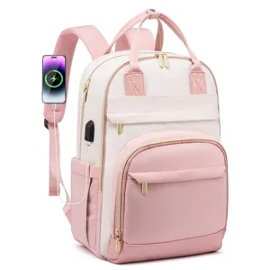Zaino per laptop da donna rosa e crema con porta di ricarica USB mostrata in uso