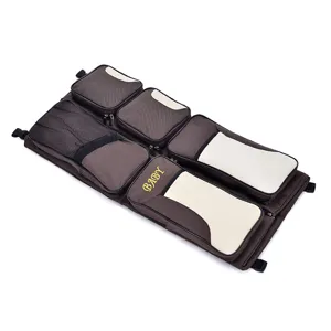 Bolso cambiador plegable de gran capacidad con múltiples bolsillos y diseño marrón.