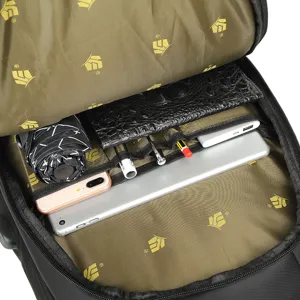 Vista interior de mochila negra para portátil con compartimentos organizados