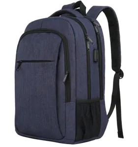 Vista lateral detallada de una mochila azul marino para portátil con puerto de carga