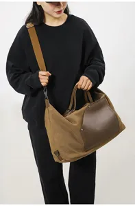 Vue détaillée du grand sac de voyage en toile avec poche en cuir résistante et bandoulière.
