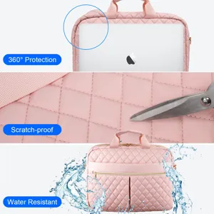 Détail montrant les fonctions imperméables et anti-rayures du sac à dos rose matelassé