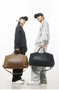 Vue détaillée du grand sac de voyage en toile avec une poche avant design stylé.