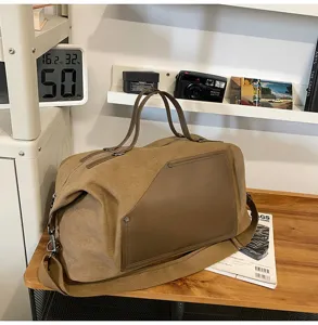 Vue détaillée du grand sac de voyage en toile avec un accent élégant en cuir PU.