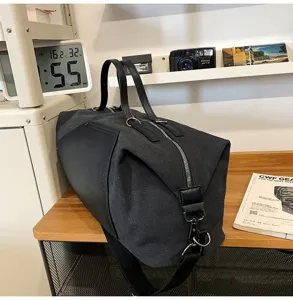 Grand sac de voyage en toile noire pour hommes, fourre-tout élégant pour le travail.