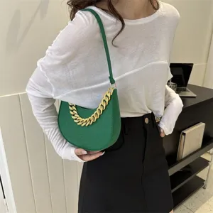 Bolso de hombro de fieltro verde con una llamativa cadena dorada gruesa decorativa