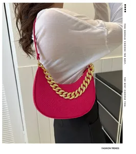 Bolso hobo de fieltro rosa vibrante con una elegante correa de cadena dorada gruesa