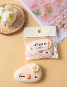 Detailansicht des niedlichen, kieselförmigen Cuttermessers mit Cartoon-Blumendekor