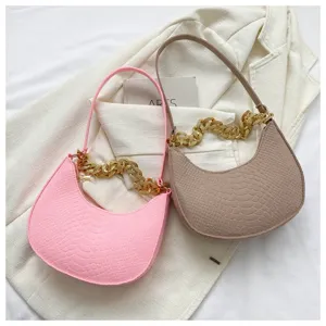 Elegantes bolsos hobo de fieltro con cadena dorada decorativa y detalle de textura de cocodrilo