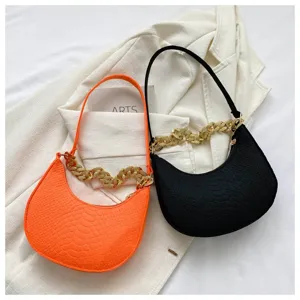 Par de vibrantes bolsos de media luna en fieltro naranja y negro con cadena dorada gruesa