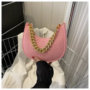 Elegante bolso hobo de fieltro rosa con cadena dorada y patrón de piel serpiente