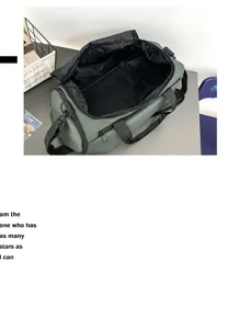 Détail du sac de voyage gris vert montrant un intérieur spacieux et des poignées robustes.