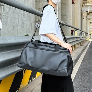 Grand sac de voyage pour homme, sac de sport étanche et bandoulière pour fitness.