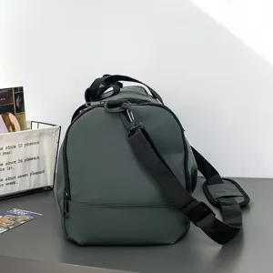 Grand sac de voyage vert foncé pour hommes, sac de sport décontracté pour fitness et voyage.