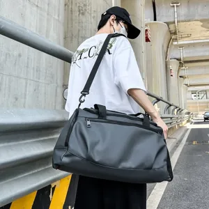 Détail sac de voyage homme, grande capacité sac de sport fitness bandoulière.